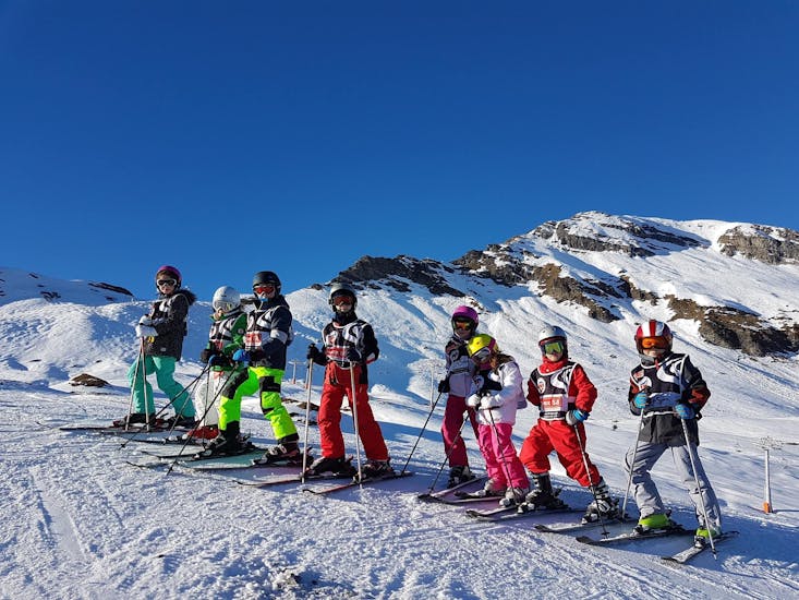 Clases de esquí para niños a partir de 7 años con experiencia.