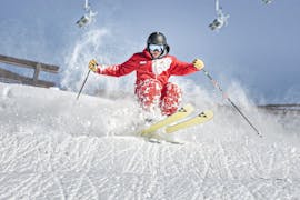Un moniteur de ski de Skischule Schruns fait une démonstration de ses compétences sur les pistes pendant les cours particuliers de ski pour adultes de tous niveaux.
