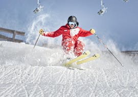 Ein Skilehrer der Skischule Klostertal demonstriert im privaten Skikurs für Erwachsene aller Levels seine Fähigkeiten auf der Piste.