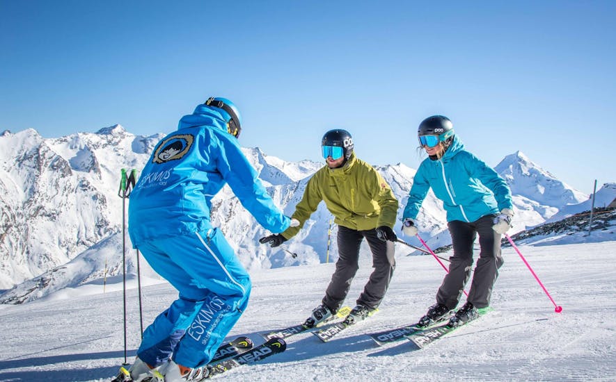 Lezioni di sci per adulti per tutti i livelli con Ski School ESKIMOS Saas-Fee.