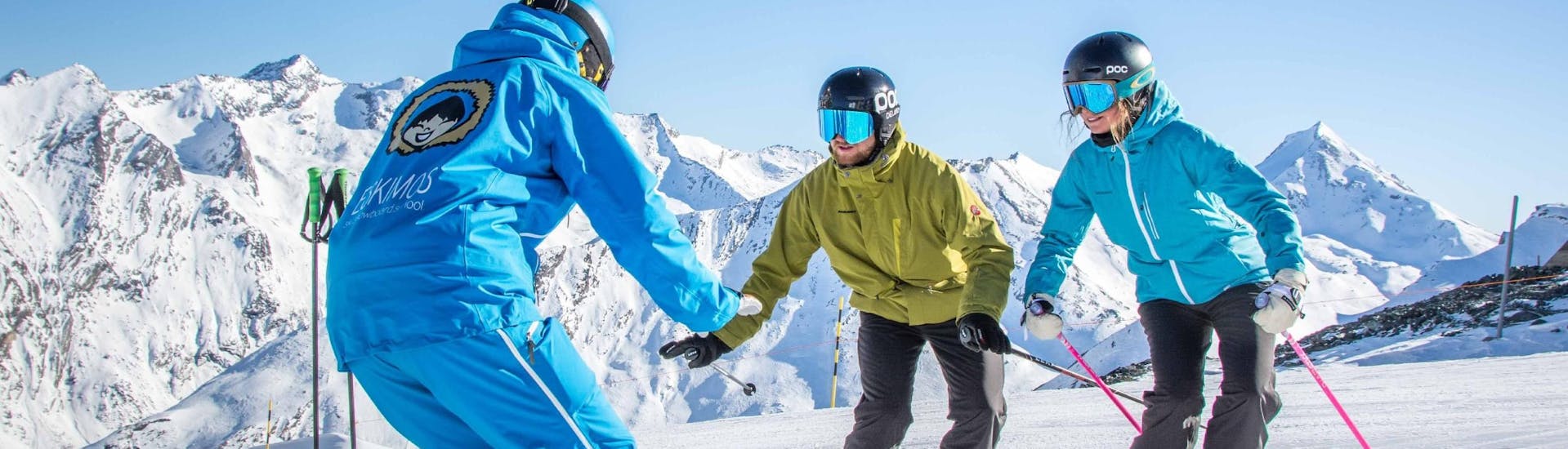 Lezioni di sci per adulti per tutti i livelli con Ski School ESKIMOS Saas-Fee.