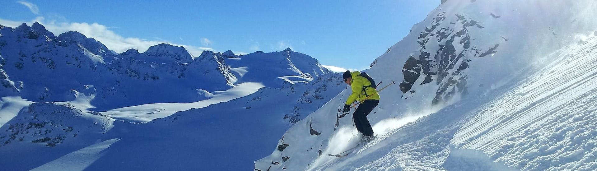 Un esquiador desciende por una pista con confianza durante sus Clases particulares de esquí para adultos - Todos los niveles con la Escuela Suiza de Esquí La Tzoumaz.