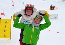 Kinder-Skikurs (4 J.) für alle Levels - Wochenende mit Schneesport Taberhofer Stuhleck Die Skilehrerin vom Schneesport Taberhofer am Stuhleck hat am Wochenende viel Spaß mit einem Kind des Kinder-Skikurses (4J.) für alle Levels.