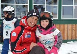 The ski instructor of Schneesport Taberhofer has a lot of fun with the children of the Private Ski Lessons for Kids of all Levels.
