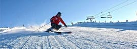 A man learns to ski during the private ski course for adults of all levels from his ski instructor of Schneesport Taberhofer.
