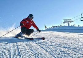 Ein Mann lernt das Skifahren während des Privaten Skikurses für Erwachsene aller Levels von seinem Skilehrer von Schneesport Taberhofer am Stuhleck.