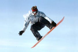A man learns to snowboard during the Private Snowboarding Lessons for Kids & Adults of All Levels from Schneesport Taberhofer on the Stuhleck.