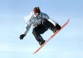 Ein Mann lernt das Snowboard fahren während des Privaten Snowboardkurs für Kinder & Erwachsene aller Levels von Schneesport Taberhofer am Stuhleck.