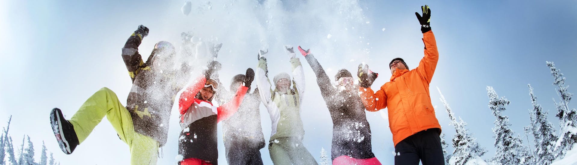 Une famille de six personnes s'amuse dans la neige pendant ses cours particuliers de ski pour les familles au Skischule Tannberg Lech.