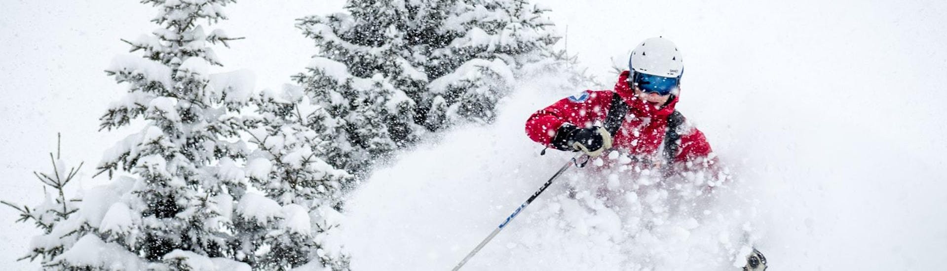 Uno sciatore che sperimenta le lezioni private di sci e snowboard fuori pista con la scuola di sci Tannberg Lech.