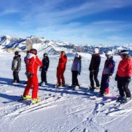 I bambini attendono le istruzioni del loro maestro di sci della scuola di sci ESS Château d'Oex prima di iniziare le lezioni di sci per bambini (dai 6 anni) per sciatori esperti.