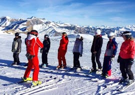 Kids are waiting for the instructions of their ski instructor from the ski school ESS Château d'Oex before starting their Kids Ski Lessons (from 6 y.) for Experienced Skiers.