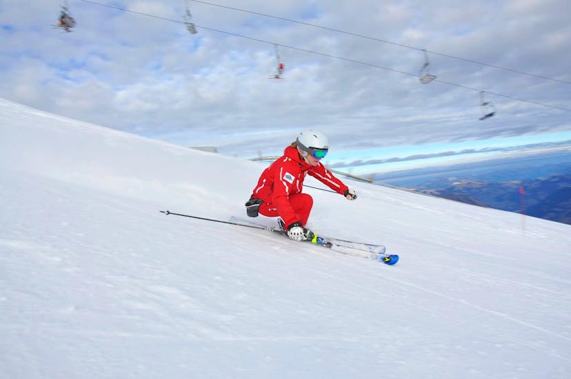 Un bambino scia con fiducia grazie alle lezioni private di sci per bambini per sciatori esperti con la scuola di sci ESS Château d'Oex.