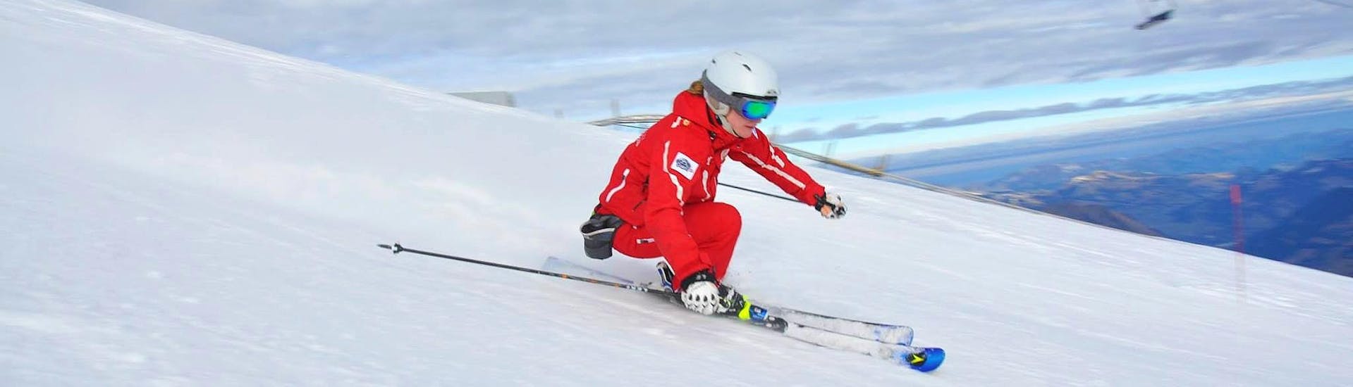Ein Kind fährt beim Privater Kinder-Skikurs für Fortgeschrittene mit der Schweizer Skischule Château d'Oex selbstbewusst Ski.