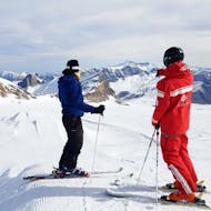 Ein Skifahrer schaut sich das Skigebiet an, in dem sein privater Privater Skikurs für Erwachsene aller Levels mit der Schweizer Skischule Château d'Oex stattfinden wird.