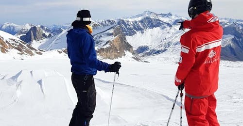 Lezioni private di sci per adulti di tutti i livelli con Swiss Ski School Château d'Œx Uno sciatore contempla l'area sciistica in cui si svolgeranno le lezioni private di sci per adulti di tutti i livelli con la scuola di sci ESS Château d'Oex.