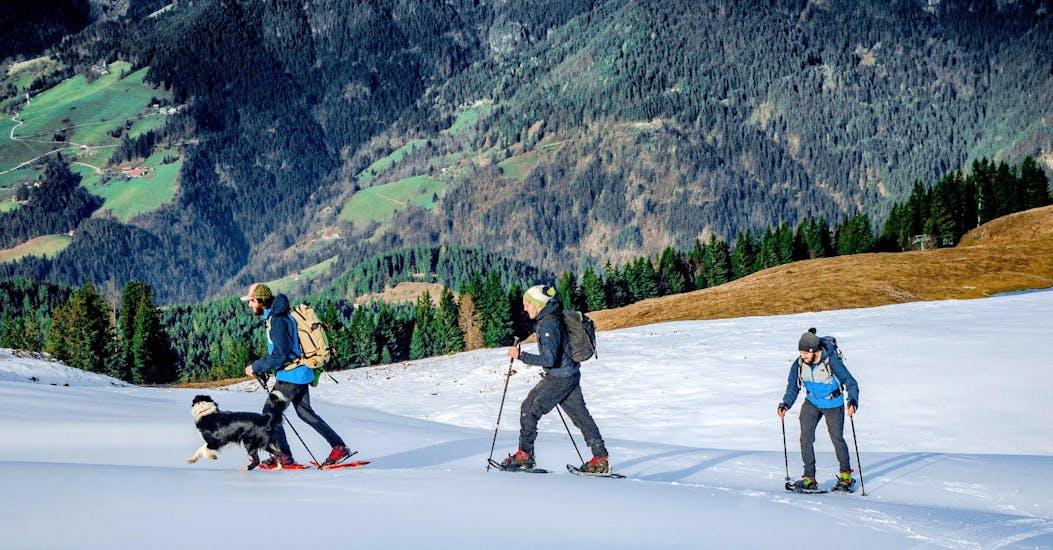 Bei einer Schneeschuhtour mit Funpark Menina entdecken die Teilnehmer die wunderschöne Bergwelt des oberen Savinja-Tals.