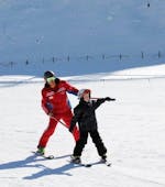 Een kind beleeft veel plezier met zijn privé-skileraar tijdens een privé-skiles voor kinderen van alle niveaus in Bad Kleinkirchheim.