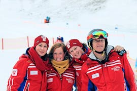 Quattro maestri di sci della Qualitäts-Skischule Brunner sorridono alla macchina fotografica e attendono con ansia i partecipanti alle lezioni private di sci per adulti di tutti i livelli.