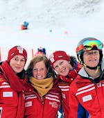 Vier Skilehrer der Qualitäts-Skischule Brunner lächeln in die Kamera und freuen sich auf die Teilnehmer des privaten Skikurses für Erwachsene aller Levels.
