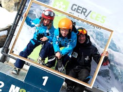 Ein Skilehrer der Escola Vall de Boí macht lustige Fotos mit zwei Kindern nach dem Kinder-Skikurs (ab 4 J.) für alle Levels.