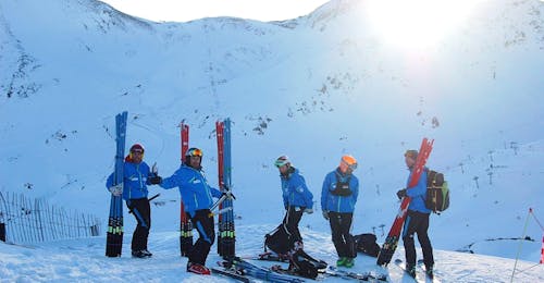 Clases de esquí para adultos de todos los niveles con L'escola Vall de Boí Dos monitores de esquí de la Escola Vall De Boí se divierten juntos mientras se preparan para las clases de esquí para adultos de todos los niveles.