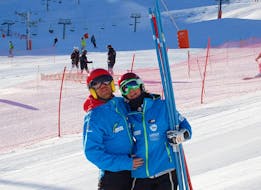 Dos monitores de esquí de la Escola Vall De Boí se divierten juntos mientras se preparan para las clases de esquí para adultos de todos los niveles.