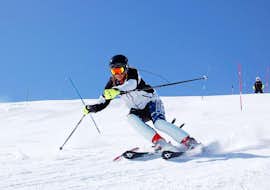 Privater Skikurs für Erwachsene aller Levels mit L'escola Vall de Boí Ein erfahrener Skifahrer beim Üben auf den Pisten des Vall de Boí während des privaten Skikurses für Erwachsene aller Levels.
