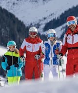 Zwei Skilehrer der Privatskischule Kleinwalsertal lächeln während des Privatskikurses für Kinder in die Kamera.