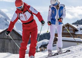 Eine Frau hat Spaß im privaten Skikurs für Erwachsene aller Levels mit ihrem Skilehrer der Privatskischule Kleinwalsertal.