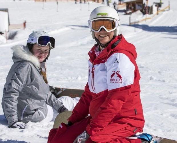 Privater Snowboardkurs für Kinder & Erwachsene aller Levels mit Privatskischule Kleinwalsertal Riezlern Ein Kind hat viel Spaß mit seinem privaten Snowboardlehrer während des privaten Snowboardkurses für Kinder und Erwachsene aller Level in Riezlern.