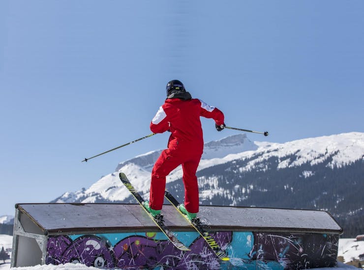 Der Skilehrer der Privatskischule Kleinwalsertal  zeigt seinen Schülern beeindruckende Tricks während des privaten Freestylekurses für alle Levels in Riezlern.