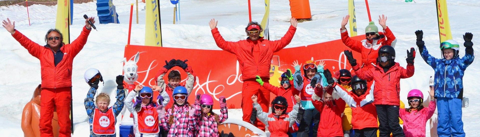 Les enfants prennent une photo de groupe tous ensemble à la fin de leur Cours de ski Enfants (4-12 ans) avec l'école de ski ESF La Foux d'Allos.