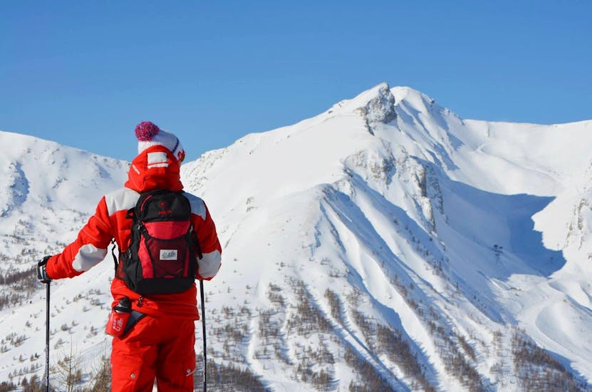 Un skieur contemple le panorama sur le domaine de Val d'Allos - La Foux pendant son Cours particulier de ski Adultes pour Tous niveaux avec l'école de ski ESF La Foux d'Allos.