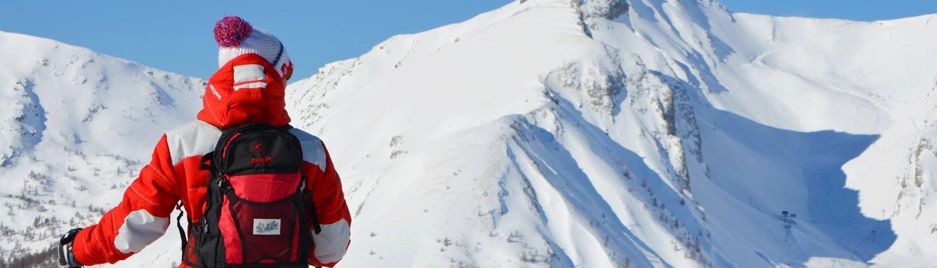Un snowboardeur contemple le panorama sur le domaine de Val d'Allos - La Foux pendant son Cours particulier de snowboard pour Tous niveaux avec l'école de ski ESF La Foux d'Allos.