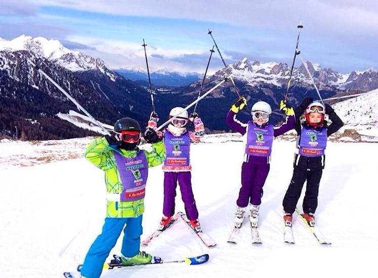 Kinderen die zich vermaken in Moena tijdens een van de skilessen voor kinderen (8-14 jaar) voor gevorderden - hele dag.