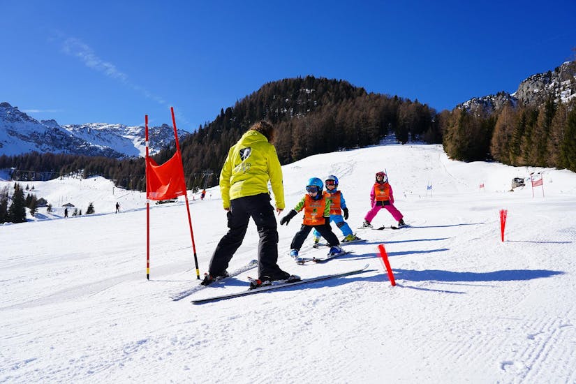 Kinder-Skikurs (3-5 J.) für Anfänger.