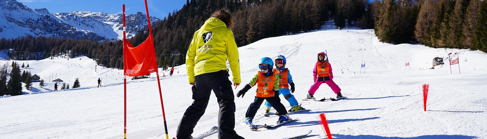 Lezioni di sci per bambini (3-5 anni) principianti.