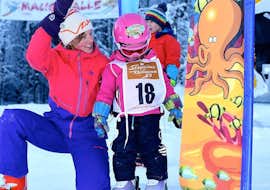 Privater Kinder-Skikurs (ab 4 J.) für alle Levels mit Skischule Obertraun Die Skilehrerin der Skischule Obertraun hat viel Spaß mit einem Kind während des privaten Skikurs für Kinder aller Levels in Dachstein Krippenstein.
