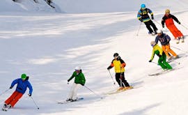 People have fun during the private ski lessons for adults of all levels with the ski instructor of Skischule Obertraun in Dachstein Krippenstein.