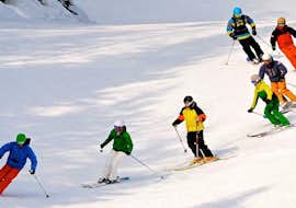 Privater Skikurs für Erwachsene aller Levels mit Skischule Obertraun Die Teilnehmer genießen im privaten Skikurs für Erwachsene aller Levels mit dem Skilehrer der Skischule Obertraun in Dachstein Krippenstein die Pisten.