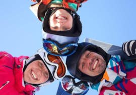Privater Skikurs für Familien mit Skischule Obertraun Eine Familie hat viel Spaß während des privaten Skikurses für Familien aller Levels der Skischule Obertraun in Dachstein Krippenstein.