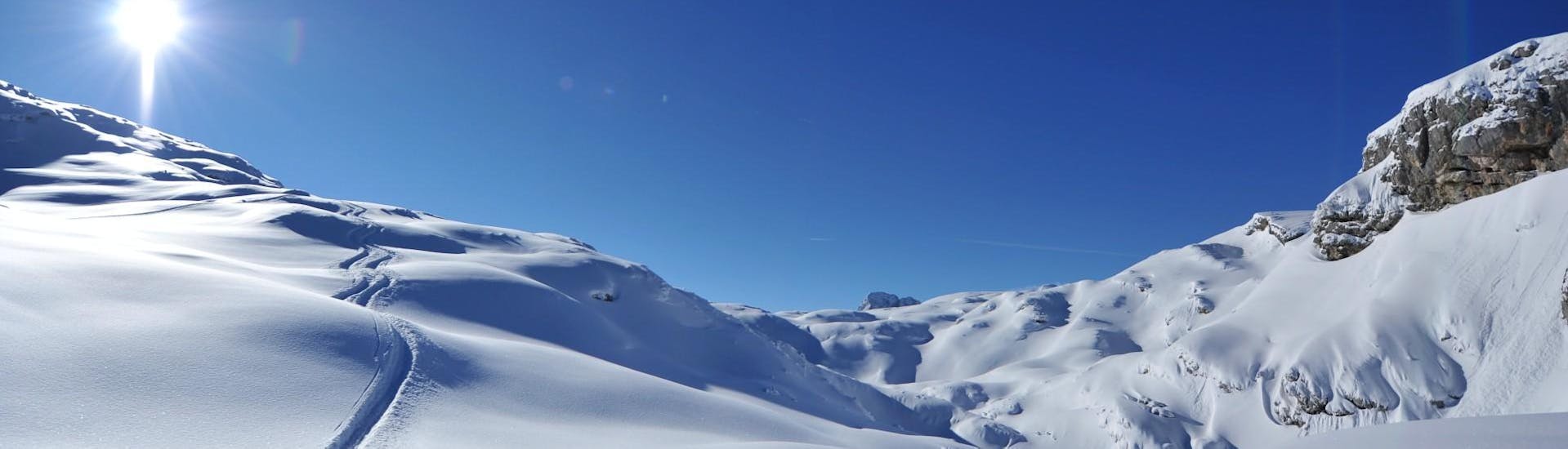 Während des privaten Snowboardkurs für Kinder & Erwachsene aller Levels der Skischule Obertraun können die Gäste die einzigartige Region Dachstein Krippenstein erkunden.