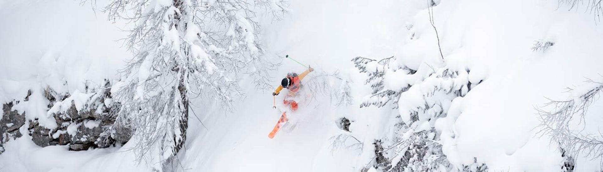 A ski instructor from Skischule Obertraun enjoys his time in the deep snow during the private off-piste skiing lesson for all levels in the Dachstein Krippenstein region.