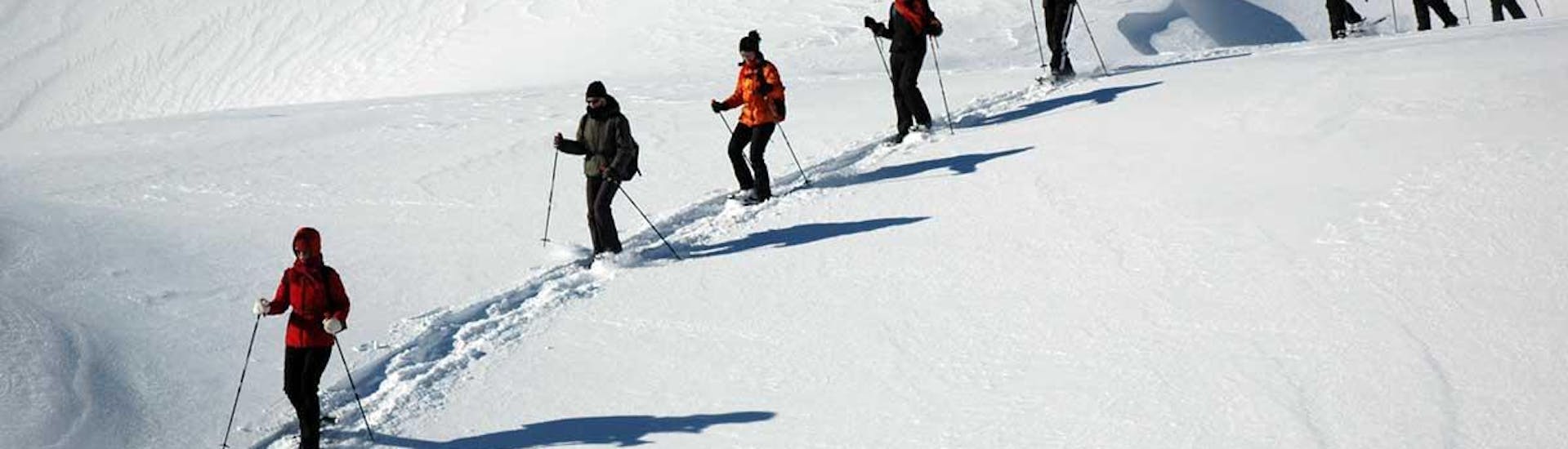 The participants of the private snowshoeing tour of Skischule Obertraun have a lot of fun exploring the region in Dachstein Krippenstein.