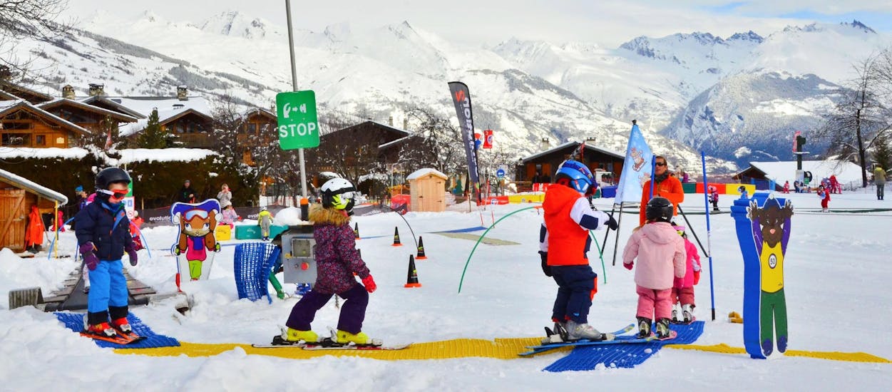 Kinder-Skikurse (3 J.) für Anfänger.