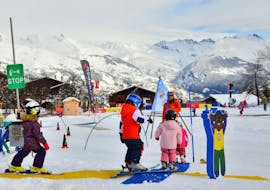 Kids are learning to ski with some games during their Kids Ski Lessons (3-4 y.) for First Timers with the ski school Evolution 2 La Plagne Montchavin - Les Coches.