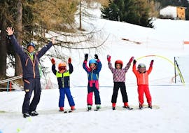 Kids are standing next to each other ready to learn how to ski during their Kids Ski Lessons (6-12 y.) for Beginners with the ski school Evolution 2 La Plagne Montchavin - Les Coches.