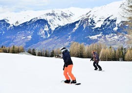 Snowboarders are having a great time during their Private Snowboarding Lessons for All Levels with the ski school Evolution 2 La Plagne Montchavin - Les Coches.