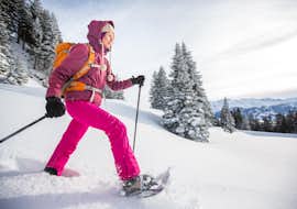 Privé sneeuwschoentochten voor gezinnen en vrienden met Active Snow Team Engelberg Een vrouw maakt een sneeuwschoenwandeling tijdens haar privé-sneeuwschoentocht voor gezinnen en vrienden van Active Snow Team Engelberg.